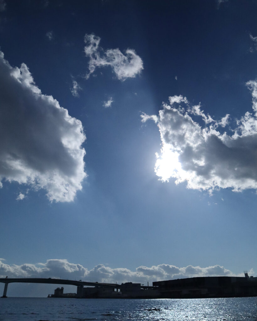 芦屋川河口付近の青空と海